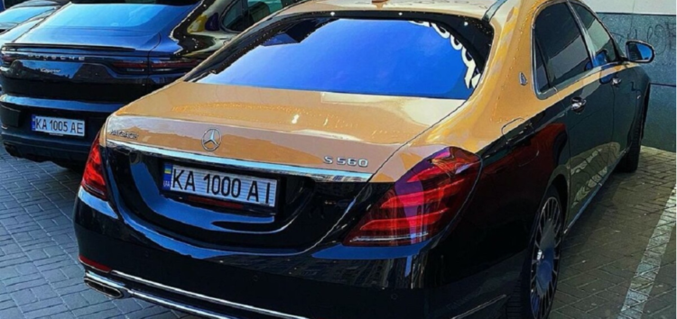 На українських дорогах був помічений оригінальний Mercedes-Maybach