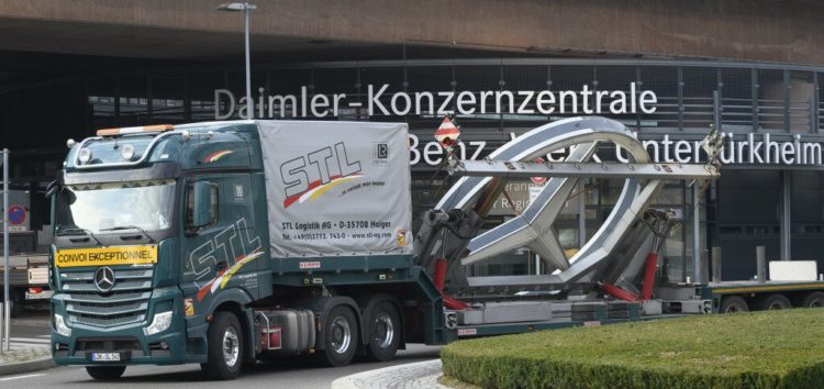 Mercedes-Benz зняв з будівлі найбільшу емблему
