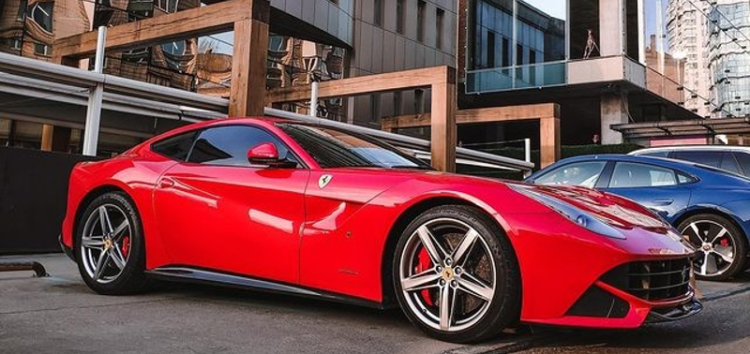 На українських дорогах був помічений вражаючий суперкар Ferrari