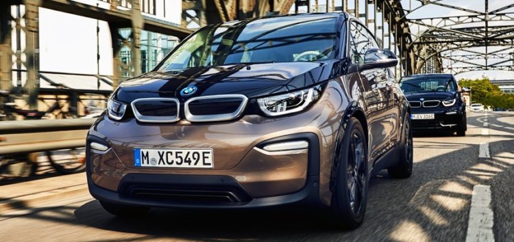 BMW починає випробування “розумної” системи для зарядки електрокарів