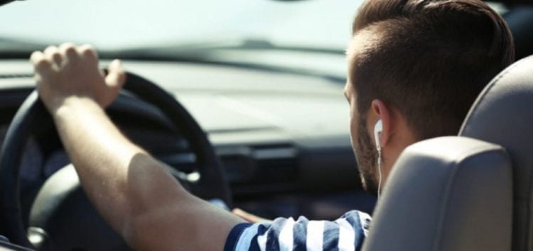 Дослідження Ford показало небезпеку водіння в навушниках