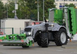 У Мінську представили перший безпілотний трактор