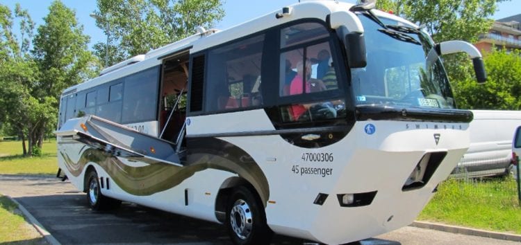 Угорська компанія випустила автобус-амфібію