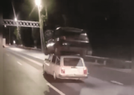 В Запорожье «Жигули» везли на крыше другое авто