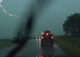 В Америці блискавка влучила в Jeep Grand Cherokee (відео)