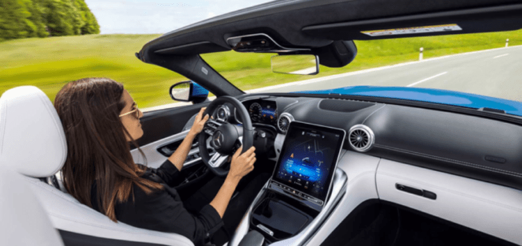 Новый Mercedes-Benz SL Roadster получил революционный дисплей