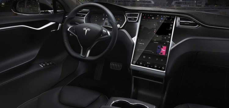 Электрокары Tesla Model S могут сами парковаться без радаров