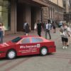 В украинских городах появились картонные автомобили