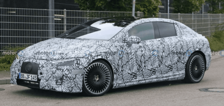 Заряджений Mercedes-AMG EQE вивели на тести