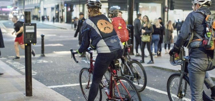 Ford выпустил куртки для велосипедистов со смайликами на спине