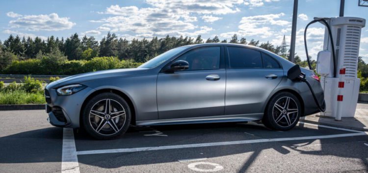 Mercedes-Benz випустив на авторинок гібридний С-Class