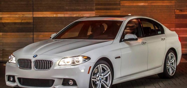 Показали перші фотографії салону нового BMW i5