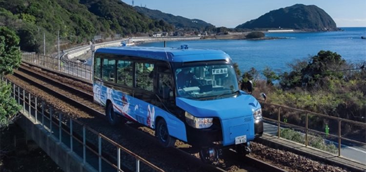 Японці запустили автобус-потяг