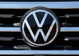 Новый седан Volkswagen заметили на тестах