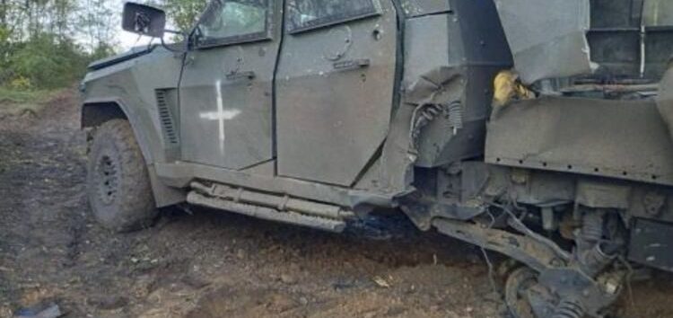 Український бронеавтомобіль витримав наїзд на міну