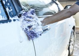 Якими засобами не слід мити автомобіль