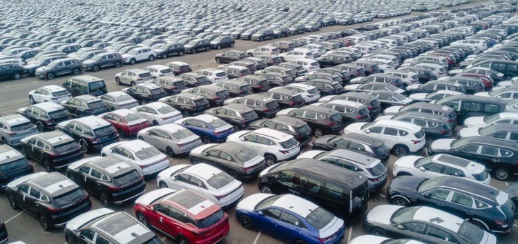 На китайському ринку 3,4 мільйони зайвих автівок