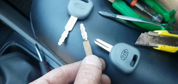 Как удалить сломанный ключ из замка авто: простые советы