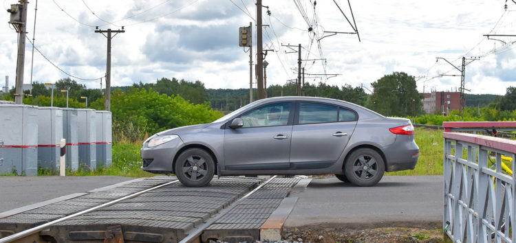 Як швидко прибрати автомобіль із залізничних колій за допомогою стартера