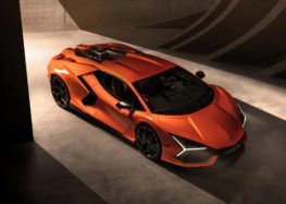 Компания Lamborghini показала как собирается новый супергибрид Revuelto (видео)