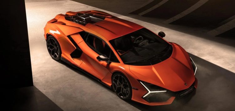 Компанія Lamborghini показала як збирається новий супергібрид Revuelto (відео)