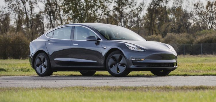 Tesla снова снизила цены на свои электрокары