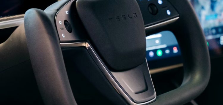 Электрокары Tesla распознают сонливость водителя