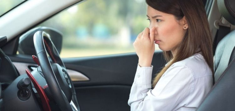 Jak usunąć zapach z wnętrza samochodu w domu?