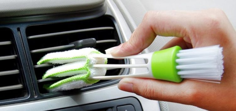 Як очистити важкодоступні місця в автомобілі