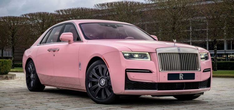 Rolls-Royce представили уникальный розовый Ghost, идеальный для Барби