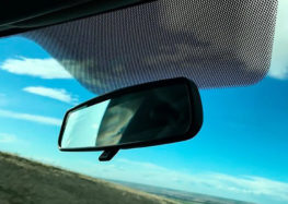Миниатюрные темные точки на переднем стекле автомобиля — зачем они необходимы