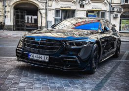 В Києві побачили рідкісний Mercedes Brabus за 220 тисяч доларів