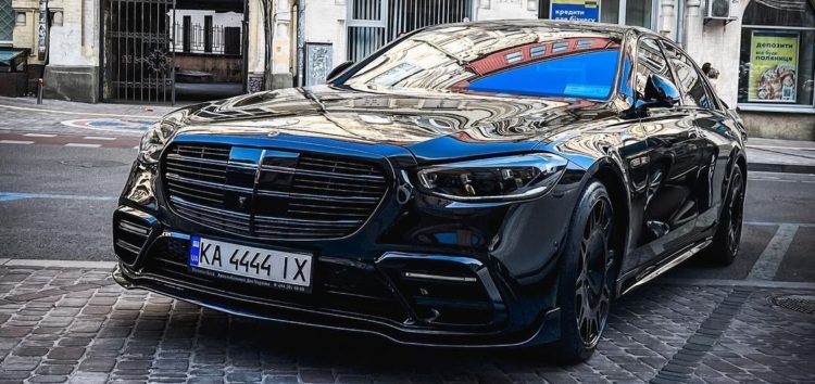 В Києві побачили рідкісний Mercedes Brabus за 220 тисяч доларів