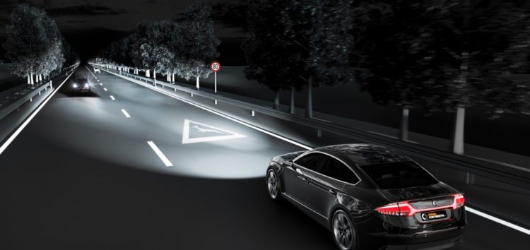 Reflektory Hyundai będą w stanie projektować drogę i podpowiadać jej kierunek.