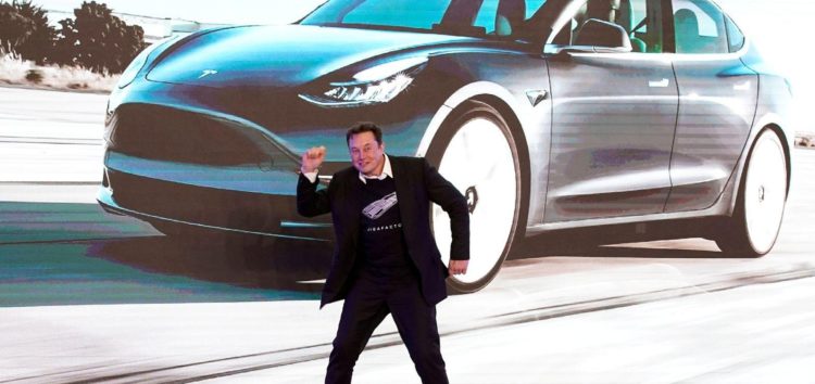 В електромобілях Tesla виявили секретний режим водіння
