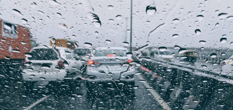 5 najważniejszych zasad bezpiecznej jazdy w deszczu