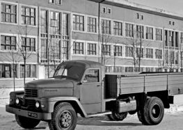 В інтернеті показали унікальну 75-річну вантажівку “Українець”