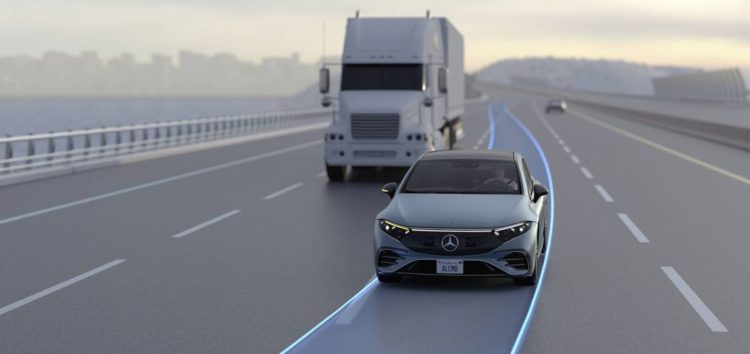 Pojazdy Mercedes-Benz otrzymają funkcję autonomicznego wyprzedzania na autostradach