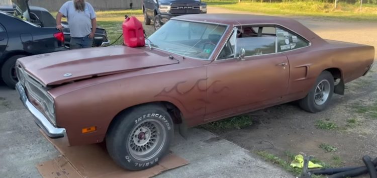 Знайдено покинуте культове американське авто 70-х в гаражі