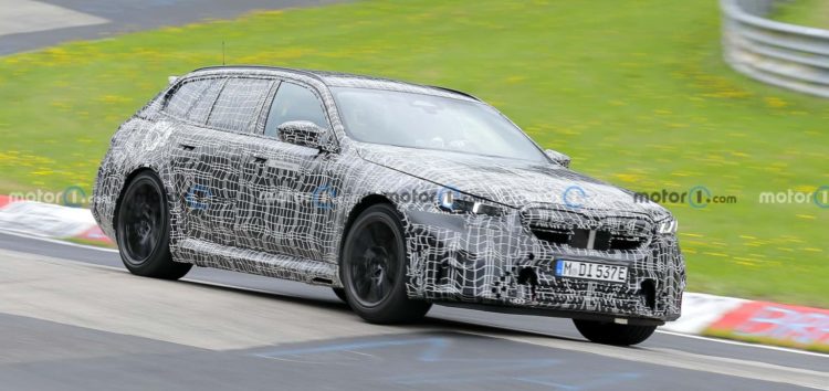 BMW активно тестує гібридний M5 Touring на  трасі Нюрбургринг