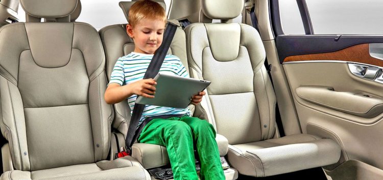 Як швидко відчистити плями після дітей в авто
