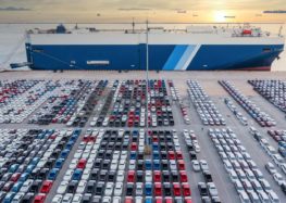 Китай відчуває дефіцит кораблів-автовозів