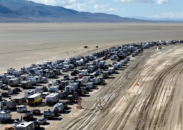 Учасники Burning Man створили дивний затор в пустелі