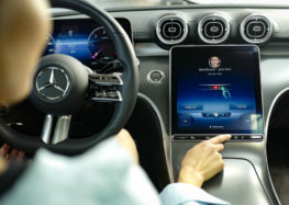 Mercedes-Benz внедрил оплату топлива отпечатком пальца
