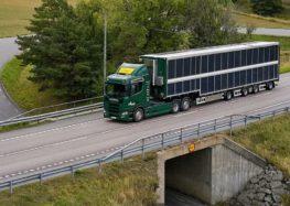 Scania показала электрогрузовик, который самостоятельно заряжается