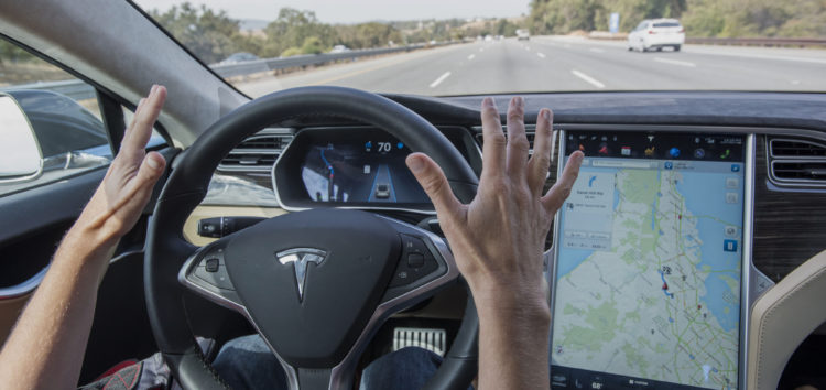 Tesla представила чергову версію Autopilot