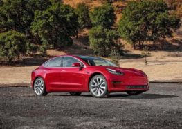 Обновленная Tesla Model 3 будет спасать пешеходов