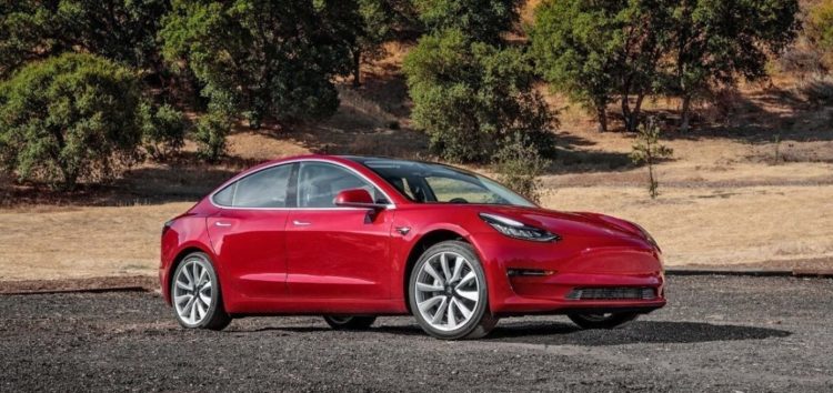 Оновлена Tesla Model 3 рятуватиме пішоходів