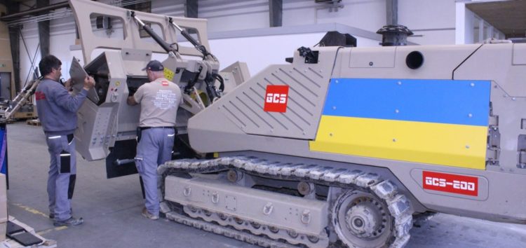 В Украине машины для разминирования получили СТО