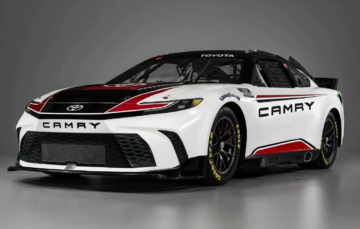 Toyota представила обновленную модель Camry
